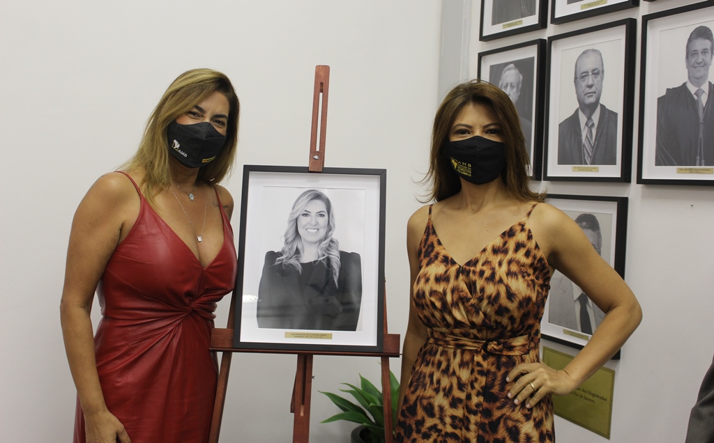 Leia mais sobre o artigo Ameron participa de inauguração do retrato de Renata Gil na Galeria de Ex-presidentes da Amaerj
