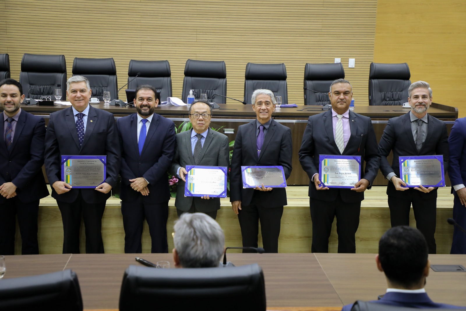 Leia mais sobre o artigo Magistrados recebem honraria e medalha do mérito legislativo da Assembleia Legislativa de Rondônia