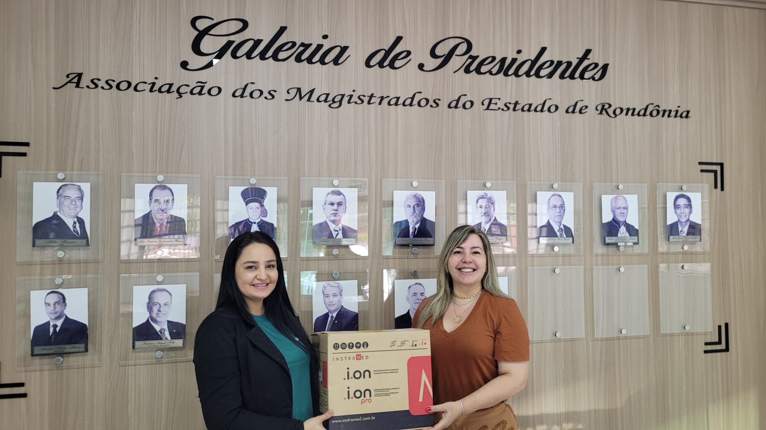 Leia mais sobre o artigo Ameron recebe desfibrilador portátil doado pela UNIMED e ficará disponível em atividades associativas